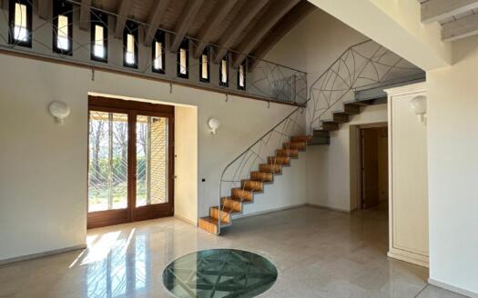 Ampia Villa con Piscina Interna e Parco Privato tra Milano e Como