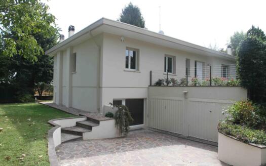 Villa indipendente in affitto a Usmate