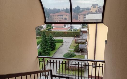 Attico in affitto ad Arcore, su due livelli con terrazzi e ascensore privato, in residence signorile