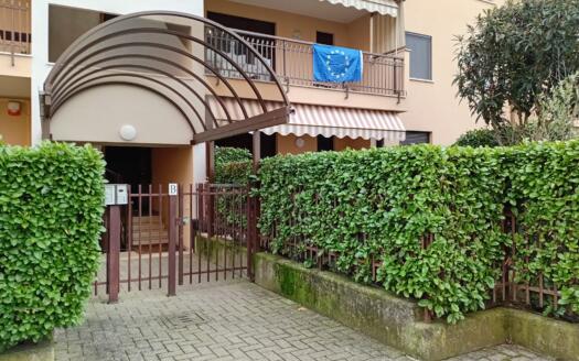 Attico in affitto ad Arcore, su due livelli con terrazzi e ascensore privato, in residence signorile