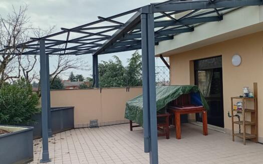 Attico in affitto ad Arcore, su due livelli con terrazzi e ascensore privato, in residence signorile