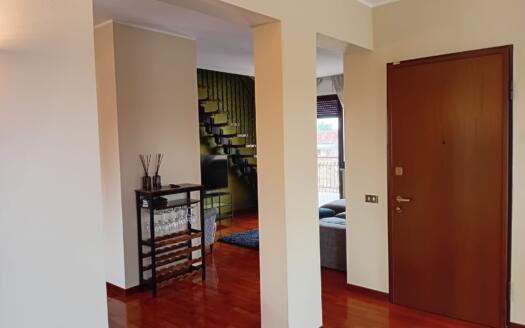 Attico in affitto ad Arcore, su due livelli con terrazzi e ascensore privato, in residence signorile