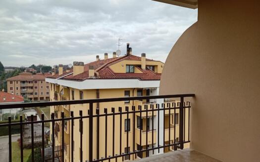 Attico in affitto ad Arcore, su due livelli con terrazzi e ascensore privato, in residence signorile