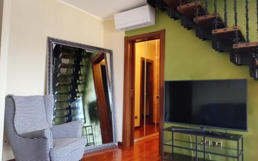 Attico in affitto ad Arcore, su due livelli con terrazzi e ascensore privato, in residence signorile