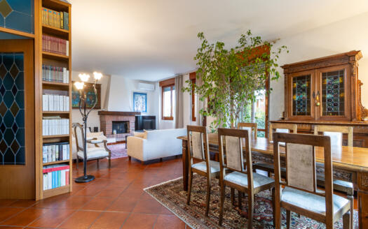 Porzione di villa bifamiliare con giardino in vendita ad Arcore