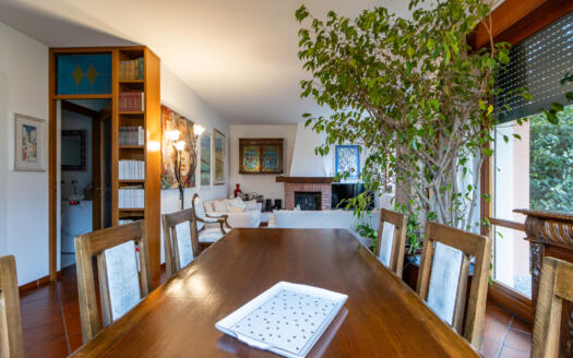 Porzione di villa bifamiliare con giardino in vendita ad Arcore