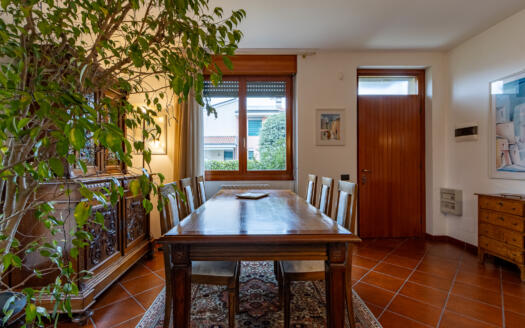 Porzione di villa bifamiliare con giardino in vendita ad Arcore