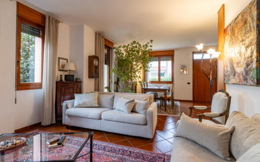 Porzione di villa bifamiliare con giardino in vendita ad Arcore