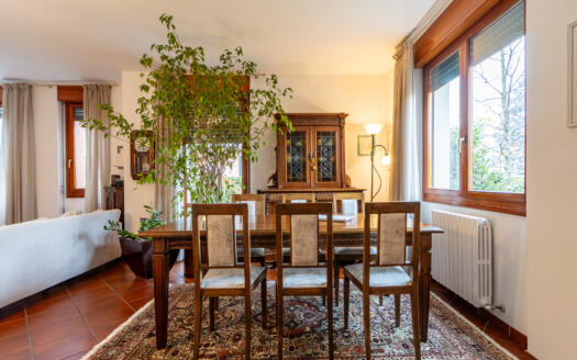 Porzione di villa bifamiliare con giardino in vendita ad Arcore