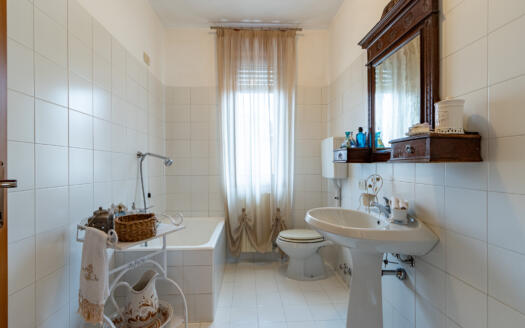 Porzione di villa bifamiliare con giardino in vendita ad Arcore