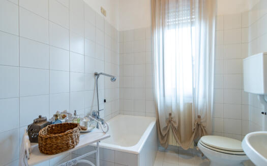 Porzione di villa bifamiliare con giardino in vendita ad Arcore