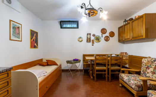 Porzione di villa bifamiliare con giardino in vendita ad Arcore