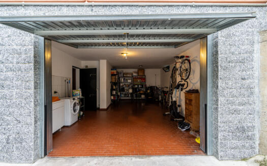 Porzione di villa bifamiliare con giardino in vendita ad Arcore