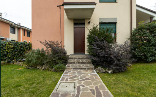 Porzione di villa bifamiliare con giardino in vendita ad Arcore