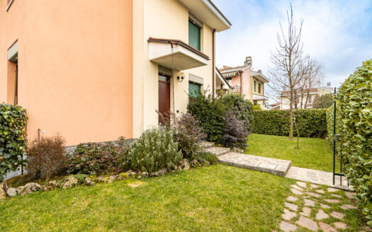 Porzione di villa bifamiliare con giardino in vendita ad Arcore