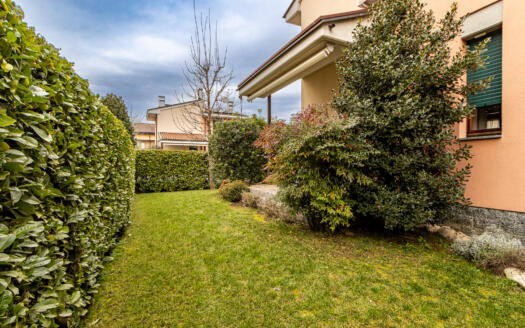 Porzione di villa bifamiliare con giardino in vendita ad Arcore