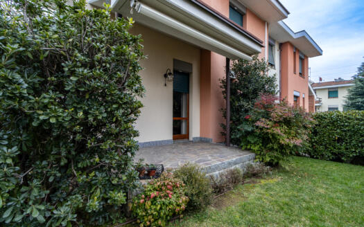 Porzione di villa bifamiliare con giardino in vendita ad Arcore