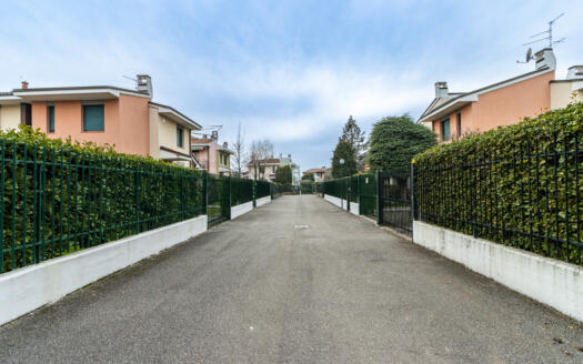 Porzione di villa bifamiliare con giardino in vendita ad Arcore