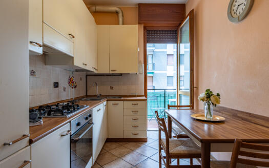 Bilocale con cucina abitabile e balcone nel cuore di Vimercate