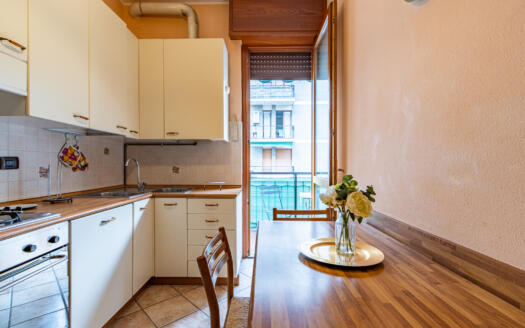 Bilocale con cucina abitabile e balcone nel cuore di Vimercate