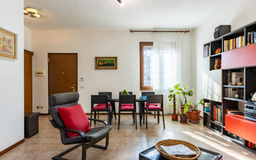 Ampia Villa a Schiera centrale con giardino fronte/retro