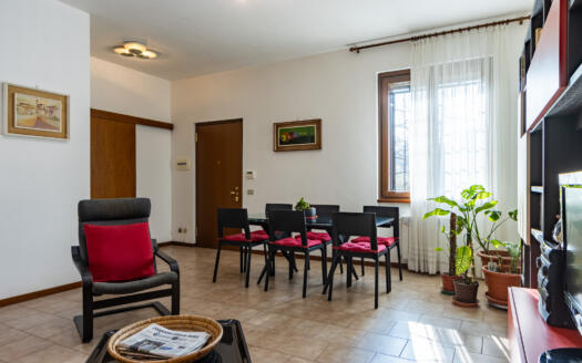 Ampia Villa a Schiera centrale con giardino fronte/retro